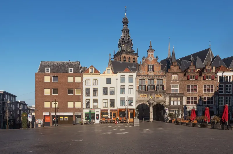 Grote Markt in Nijmegen met de toren van de Stevenskerk